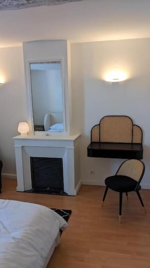 Chambre Voltaire, terrasse en bord de Sorgue | Kostenloses WLAN, Bettwäsche