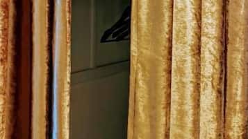 Chambre Voltaire, terrasse en bord de Sorgue | Free WiFi, bed sheets