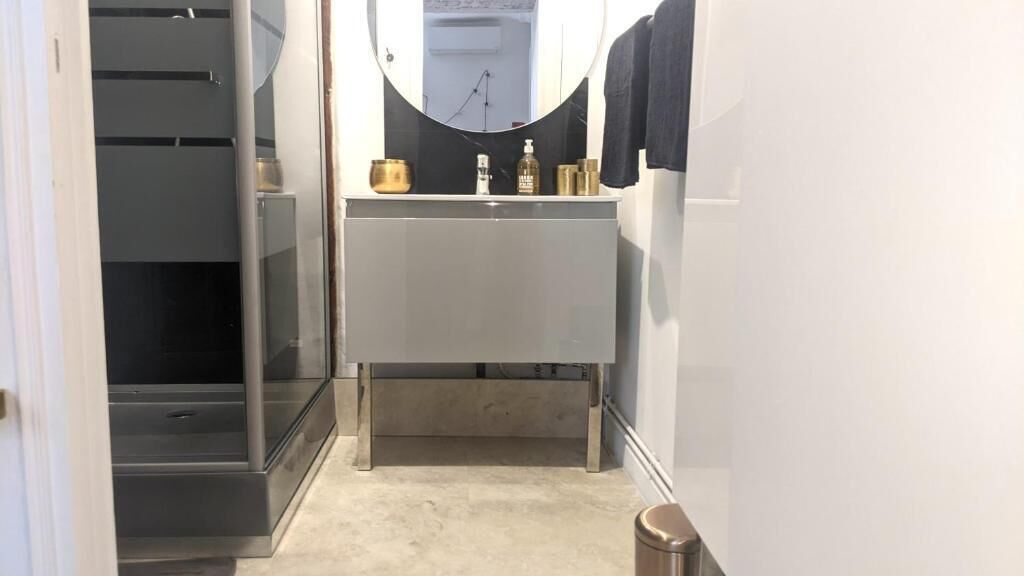 Chambre Beckett, terrasse en bord de Sorgue, Clim | Salle de bain