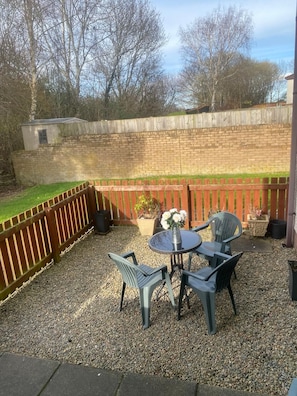 Outdoor dining - Inverness apartment ,close to raigmore hospital, Inches retail park. (Inverness)