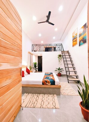 Familie studio, balkon, uitzicht op tuin | Een laptopwerkplek, gratis wifi