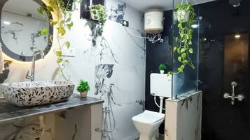 Familie studio, balkon, uitzicht op tuin | Badkamer | Een douche, gratis toiletartikelen, handdoeken, zeep
