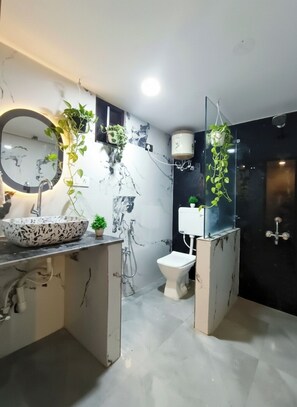 Familie studio, balkon, uitzicht op tuin | Badkamer | Een douche, gratis toiletartikelen, handdoeken, zeep