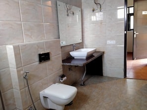 Deluxe Double Room | Bathroom | Towels, soap, shampoo - CHIRAIYA RESORT AND HOTELS (Uttarakhand)