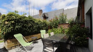 Outdoor dining - L'ALBATROS—Le Clos des Hirondelles. Vacation rental with private spa and garden (Le Hanouard)