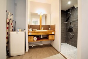 Hair dryer, towels, soap, toilet paper - L'ALBATROS—Le Clos des Hirondelles. Vacation rental with private spa and garden (Le Hanouard)