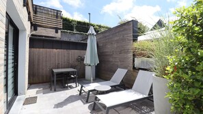 Outdoor dining - L'ALBATROS—Le Clos des Hirondelles. Vacation rental with private spa and garden (Le Hanouard)