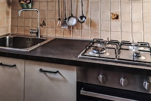 Wasserkocher mit Kaffee-/Teezubehör, Kühlschrank, Ofen, Herdplatte