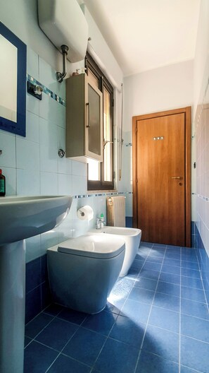 Ein Badezimmer mit Badewanne, Toilette und Waschbecken.