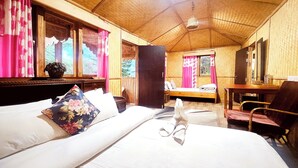 Um quarto com uma cama, uma escrivaninha e uma cadeira.