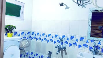 Doppia Superior, balcone, vista montagna | Bagno | Doccia, set di cortesia gratuito, asciugamani, sapone