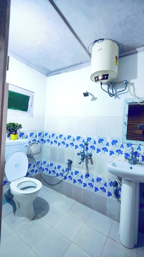 Phòng đôi Superior, ban công, quang cảnh núi | Phòng tắm | Buồng tắm vòi sen, đồ dùng nhà tắm miễn phí, khăn tắm, xà phòng 