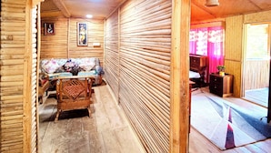 Quarto casal superior, sacada, vista para a montanha | Área de estar