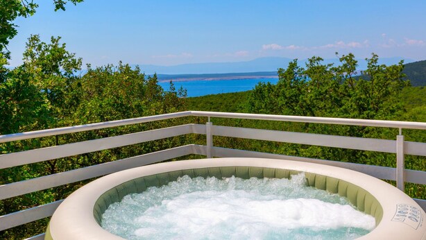 A hot tub with a view of the sea and mountains. - Holiday home Batida Crikvenica by Villas Guide (Crikvenica)