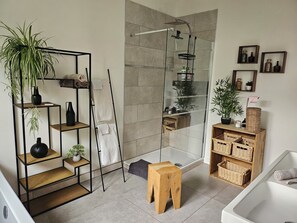 Secadora de cabello, toallas, jabón, papel de baño 