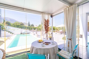 Outdoor dining - Cubo's Coco Rural House & Pool / private pool / cold outdoor jacuzzi / BBQ / free wifi (Alhaurín el Grande)