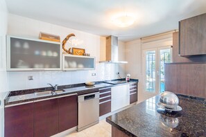 Coffee/tea maker, fridge, microwave, oven - Cubo's Coco Rural House & Pool / private pool / cold outdoor jacuzzi / BBQ / free wifi (Alhaurín el Grande)