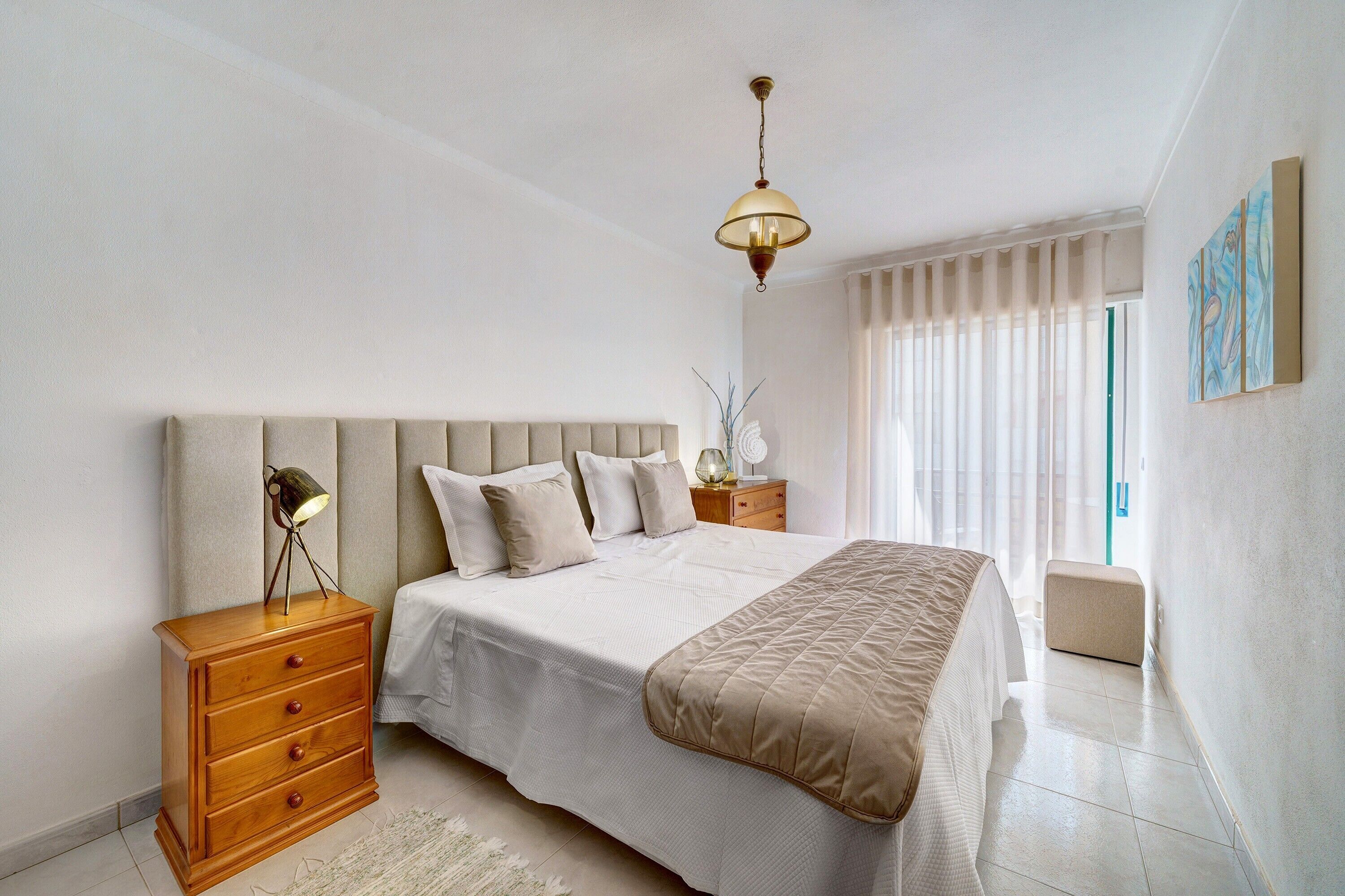 Iron/ironing board, bed sheets