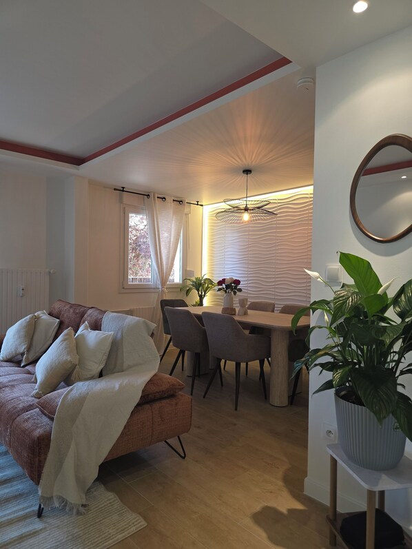 Living area - Luxury Apartment • 3 Suites • 2 Parking Lots • 5 min Downtown (Strasbourg)