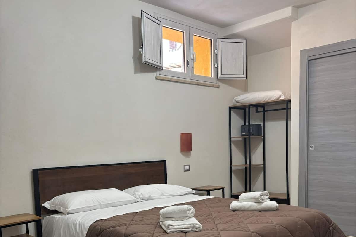 Quarto triplo conforto | Cofres nos quartos, escrivaninha, Wi-Fi de cortesia