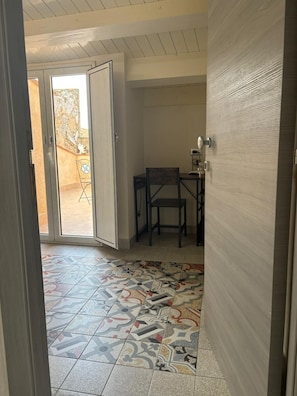 Deluxe Double or Twin Room, Garden View | Interior