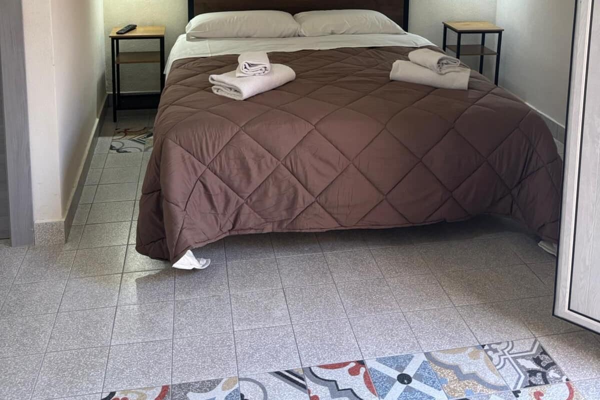 Quarto casal ou duplo luxo, vista para o jardim | Cofres nos quartos, escrivaninha, Wi-Fi de cortesia