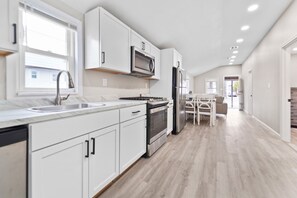 Private kitchen - Hampton Beach getaway steps from the Beach & Blvd, Weekly rent Saturday Check in (Hampton)