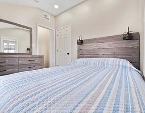 WiFi - Hampton Beach getaway steps from the Beach & Blvd, Weekly rent Saturday Check in (Hampton)