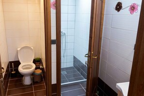 Shower, free toiletries, towels, soap - Despina Jacuzzi Studio  (Chania)