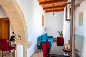 Estudio Confort, patio, vista a la montaña | Área de sala de estar | Smart TV de 40 pulgadas con canales digitales 