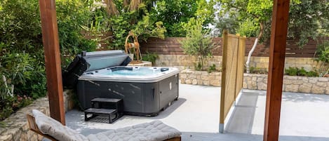 Standard Studio, 1 Queen Bed, Hot Tub, Mountain View