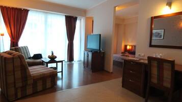 Triple Room | Living area | 27-inch Smart TV with satellite channels