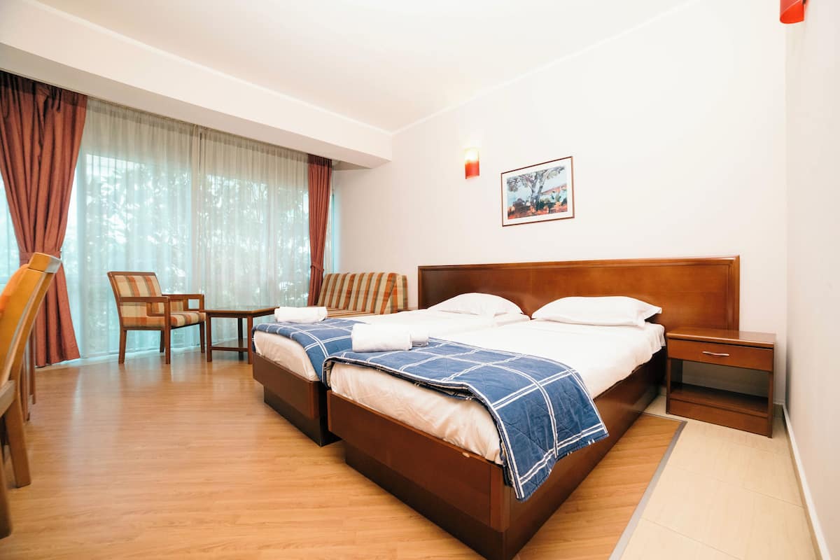 Triple Room | In-room safe, WiFi (free), bed sheets