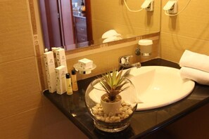 Habitación doble superior | Baño | Regadera, amenidades de baño gratuitas, secadora de cabello, pantuflas 