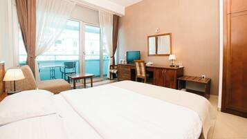 Kamar Triple Standar, pemandangan kota | Brankas, Wi-Fi gratis, dan seprai linen