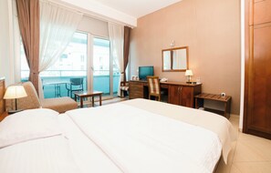 Habitación triple estándar, vista a la ciudad | Caja de seguridad en la habitación, wifi gratis y ropa de cama 