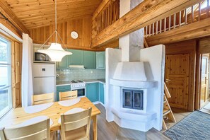 Rukan Havu - Ski-in cabin with sauna & fireplace, 100m to slopes | 私人厨房 | 大冰箱、微波炉、烤箱、炉灶