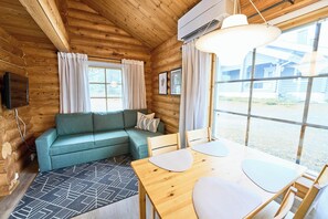 Rukan Havu - Ski-in cabin with sauna & fireplace, 100m to slopes | 起居区