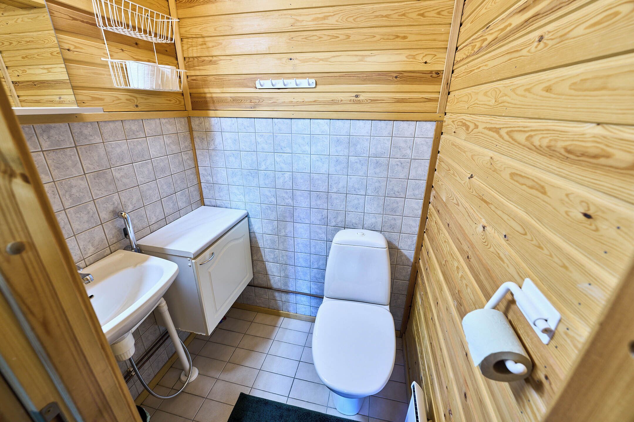 Rukan Havu - Ski-in cabin with sauna & fireplace, 100m to slopes | Baño | Regadera 