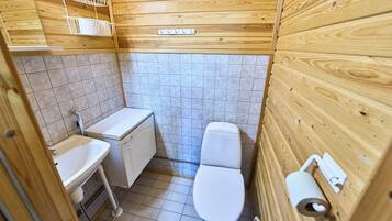 Rukan Havu - Ski-in cabin with sauna & fireplace, 100m to slopes | Baño | Regadera