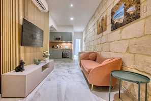 TV - Stylish 1BR home in Sliema, with private terrace (Sliema)