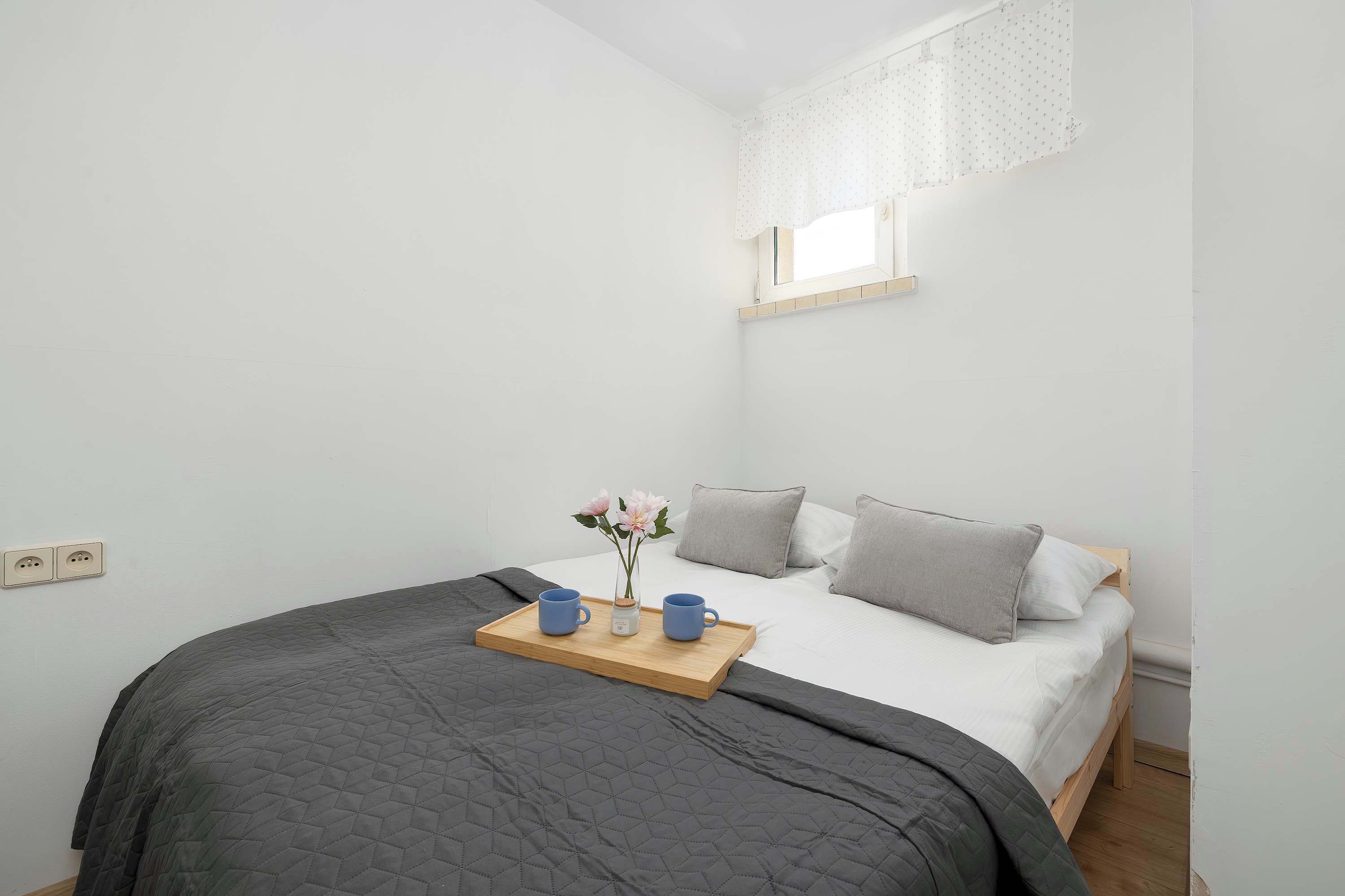 Iron/ironing board, travel crib, WiFi, bed sheets