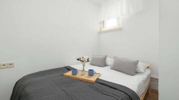 Iron/ironing board, travel crib, WiFi, bed sheets