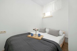 Ferros/tábuas de passar roupa, berço de viagem, Wi-Fi, roupa de cama