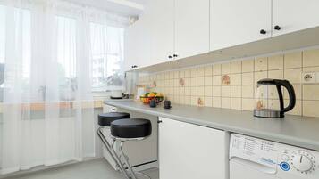 Geladeira, micro-ondas, fogão, cooktop