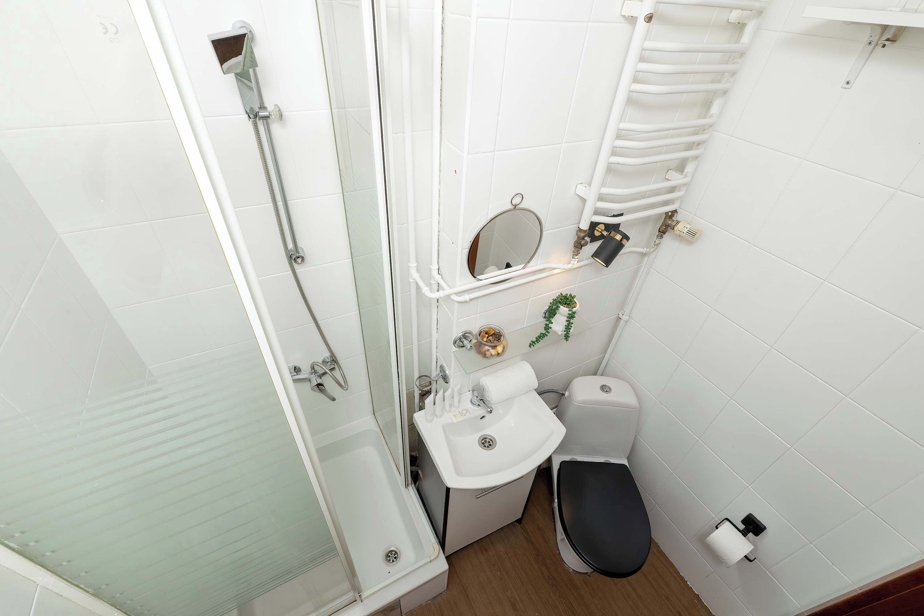 Shower, hair dryer, towels, shampoo