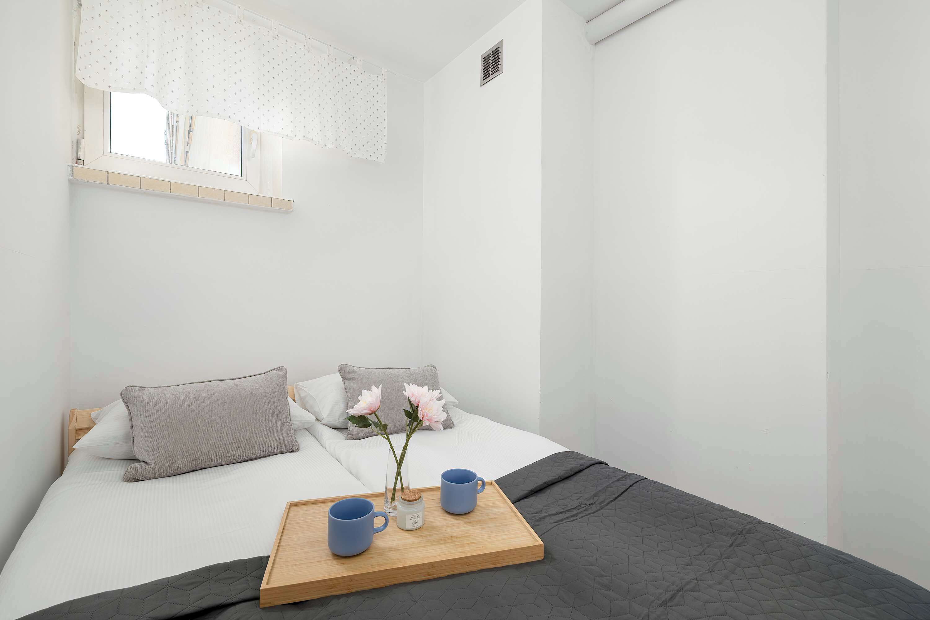 Tabla de planchar con plancha, cuna de viaje, wifi y ropa de cama 