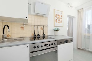 Frigorífic, microones, forn i placa de cuina 