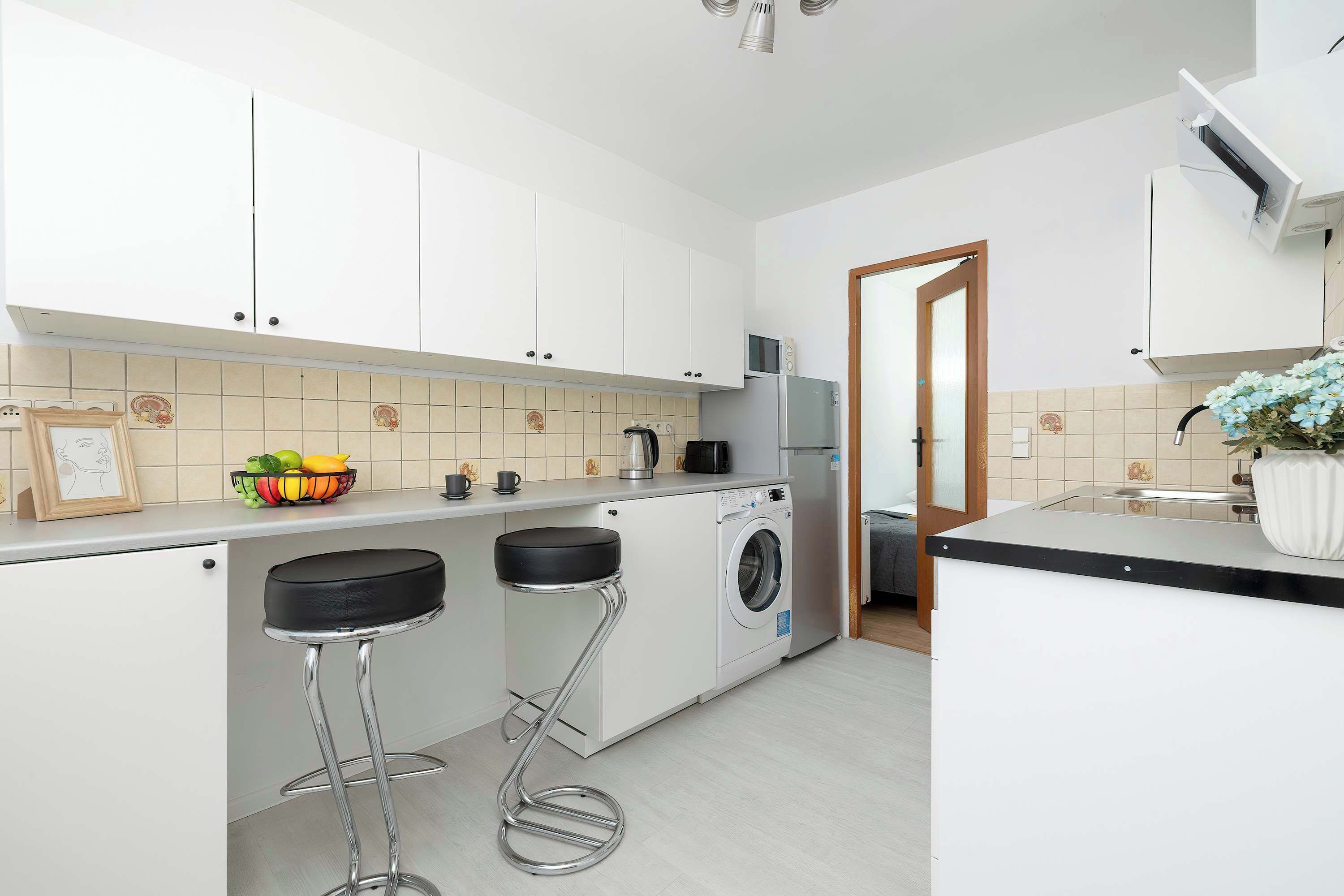 Geladeira, micro-ondas, fogão, cooktop