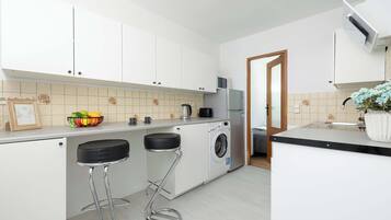Geladeira, micro-ondas, fogão, cooktop